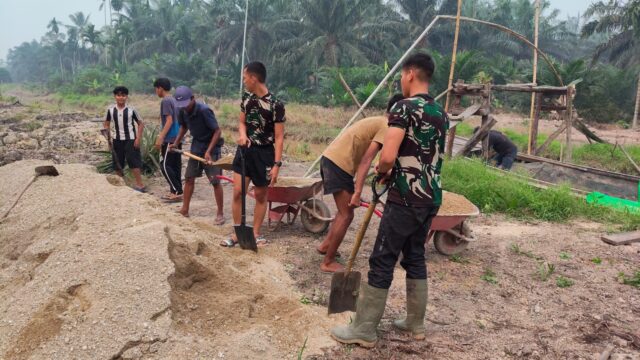 Pacu Pembangunan Desa, Kodim 0314/Inhil Gesa Pengerjaan Semenisasi Jalan TMMD ke-130 di Keritang